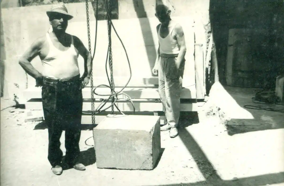 Luigi Gualandri nel laboratorio di marmi
