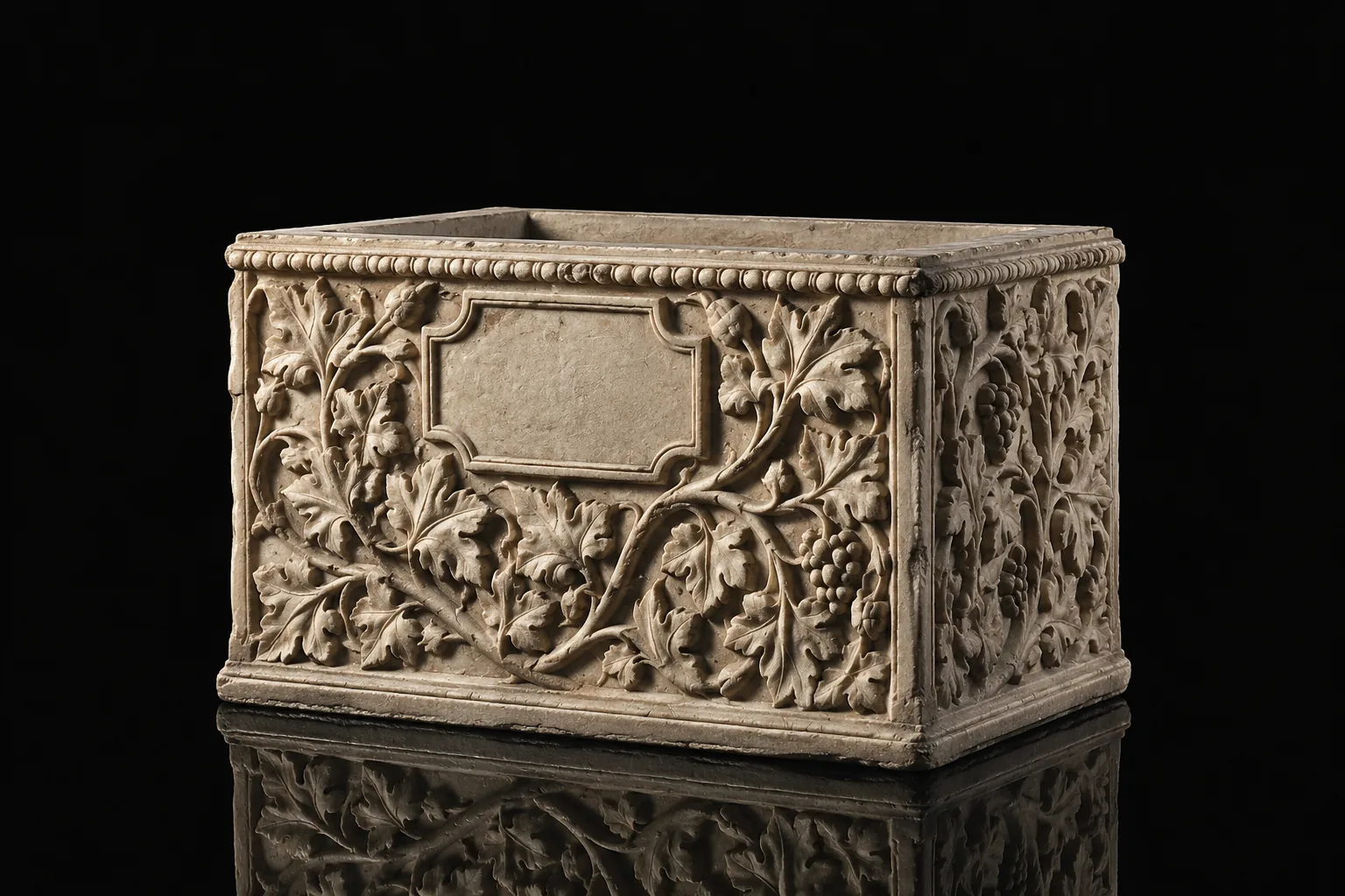 Urna cineraria in pietra con intagli decorativi — Mazzeogualandri Roma